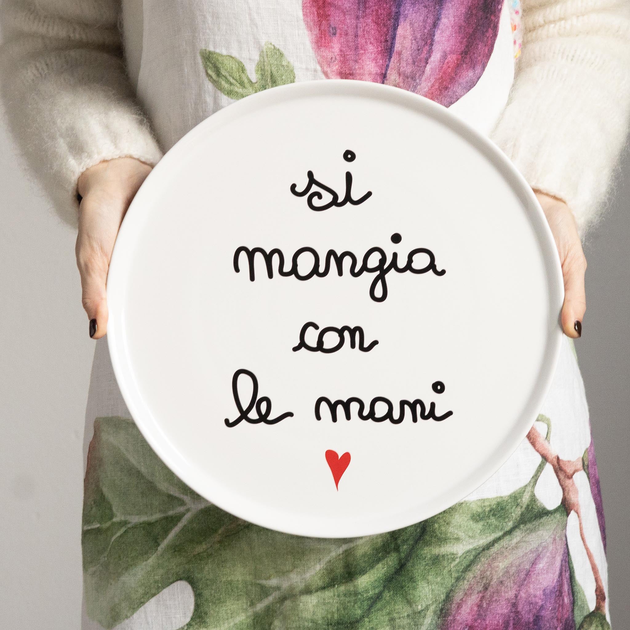 Piatto Pizza Si Mangia Con Le Mani D 31,5 cm Bianco con Scritta Nera e Cuore Rosso Simple Day
