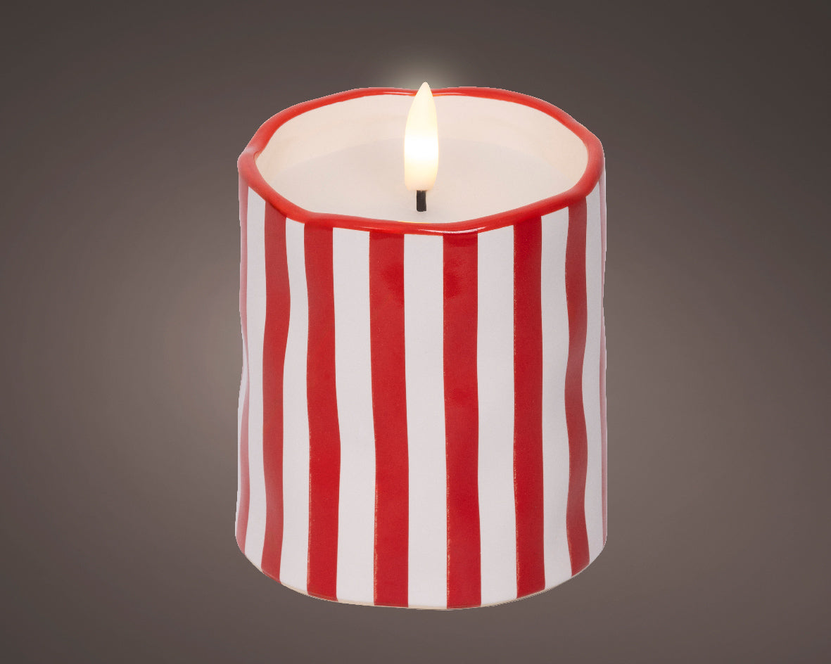Candela decorativa a LED, altezza 11 cm e diametro 8,5 cm, colore rosso e luce bianco caldo.