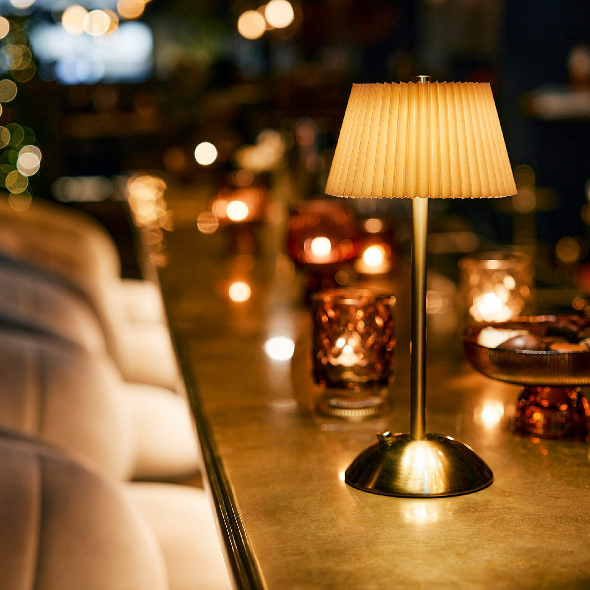 Lampada decorativa a LED, altezza 30,5 cm e diametro 15 cm, colore arancione e nero.