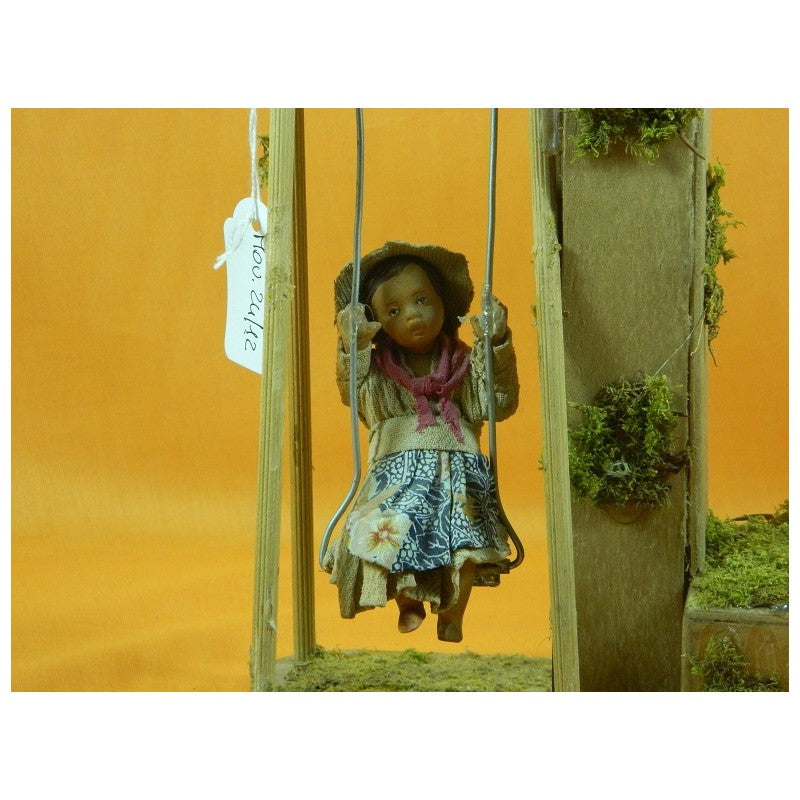 BAMBINA SU ALTALENA CON MOVIMENTI 24CM IN RESINA