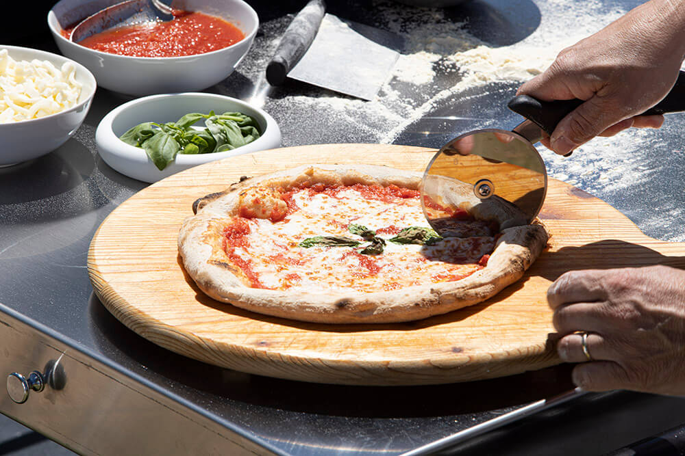Professioneller Pizzaschneider mit schwarzer Edelstahlklinge