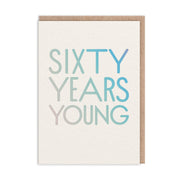 Ohh Deer Biglietto di auguri "Sixty Years Young Birthday" A6 (152 x 112 x 1,5 mm), bianco/kraft