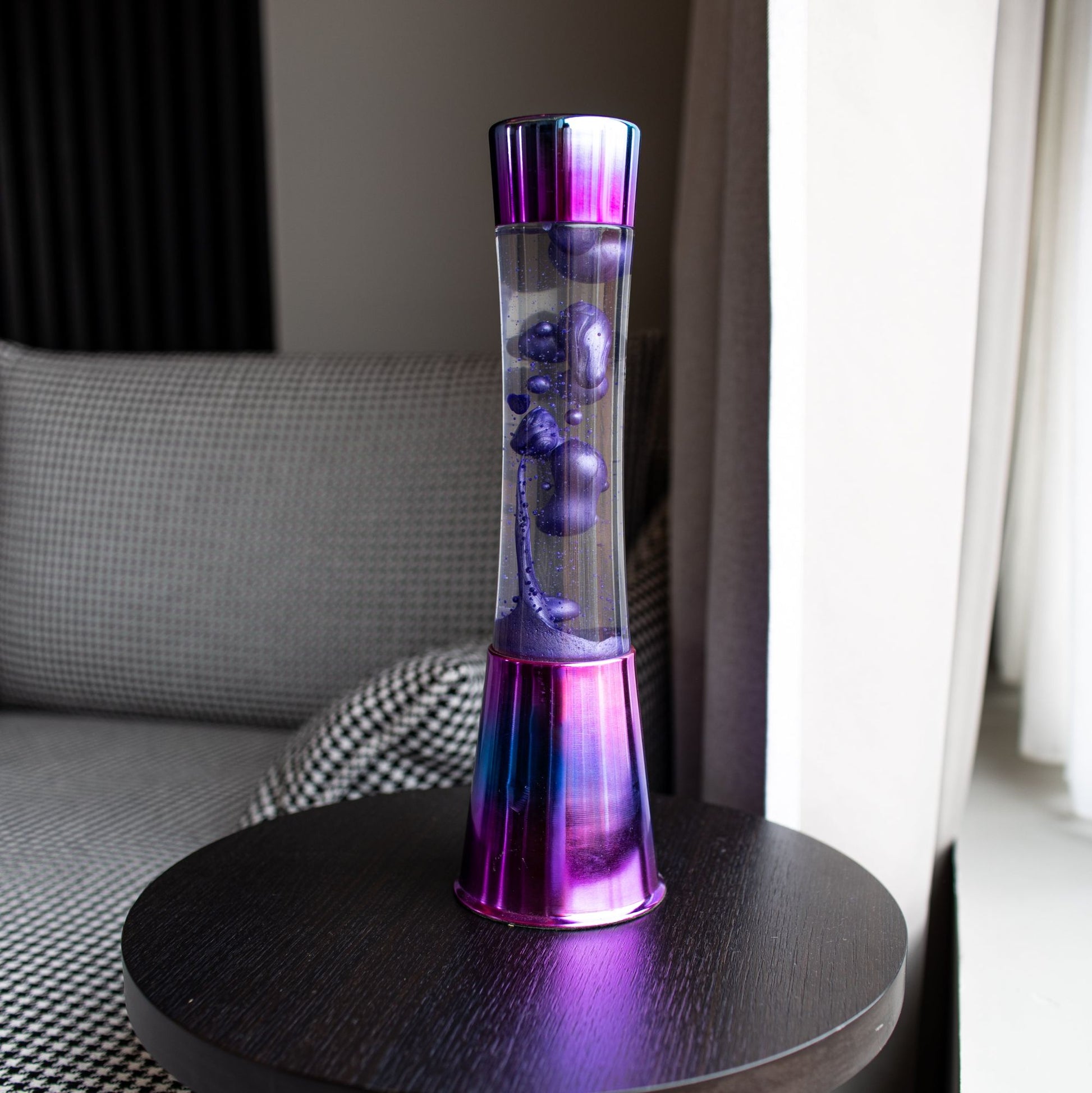 Fisura Lampada di Lava, 39,5 cm, Base Iridiscente / Liquido Trasparente / Lava Viola Metallica