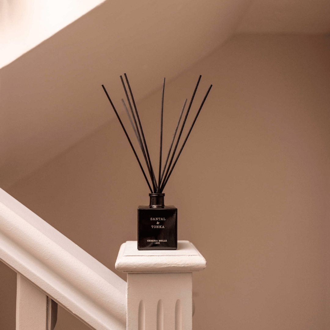 DIFFUSORE DI PROFUMO A BASTONCINI SANTAL & TONKA 250ML