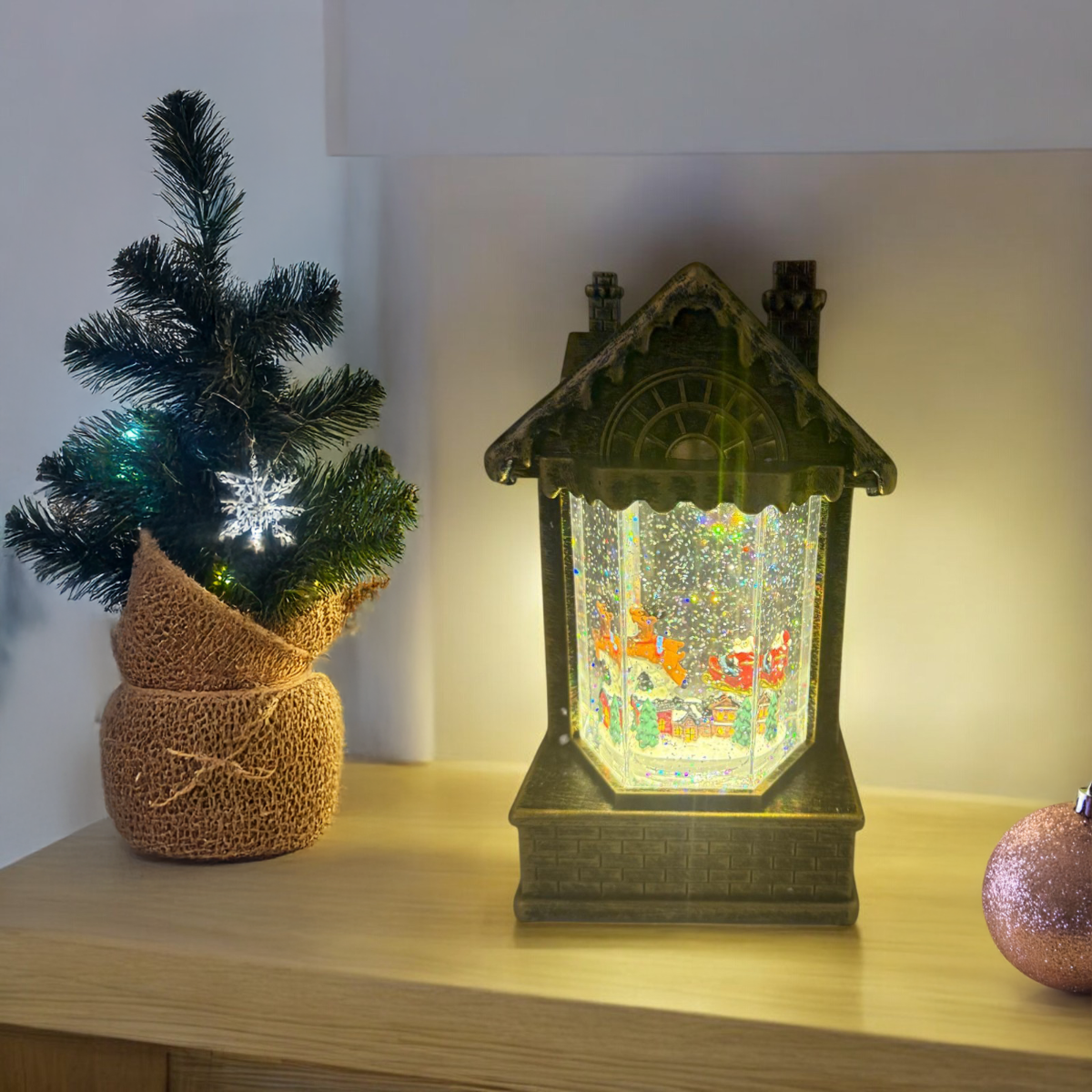 CASETTA BRUNITA DI NATALE LUMINOSA CON SLITTA BABBO NATALE