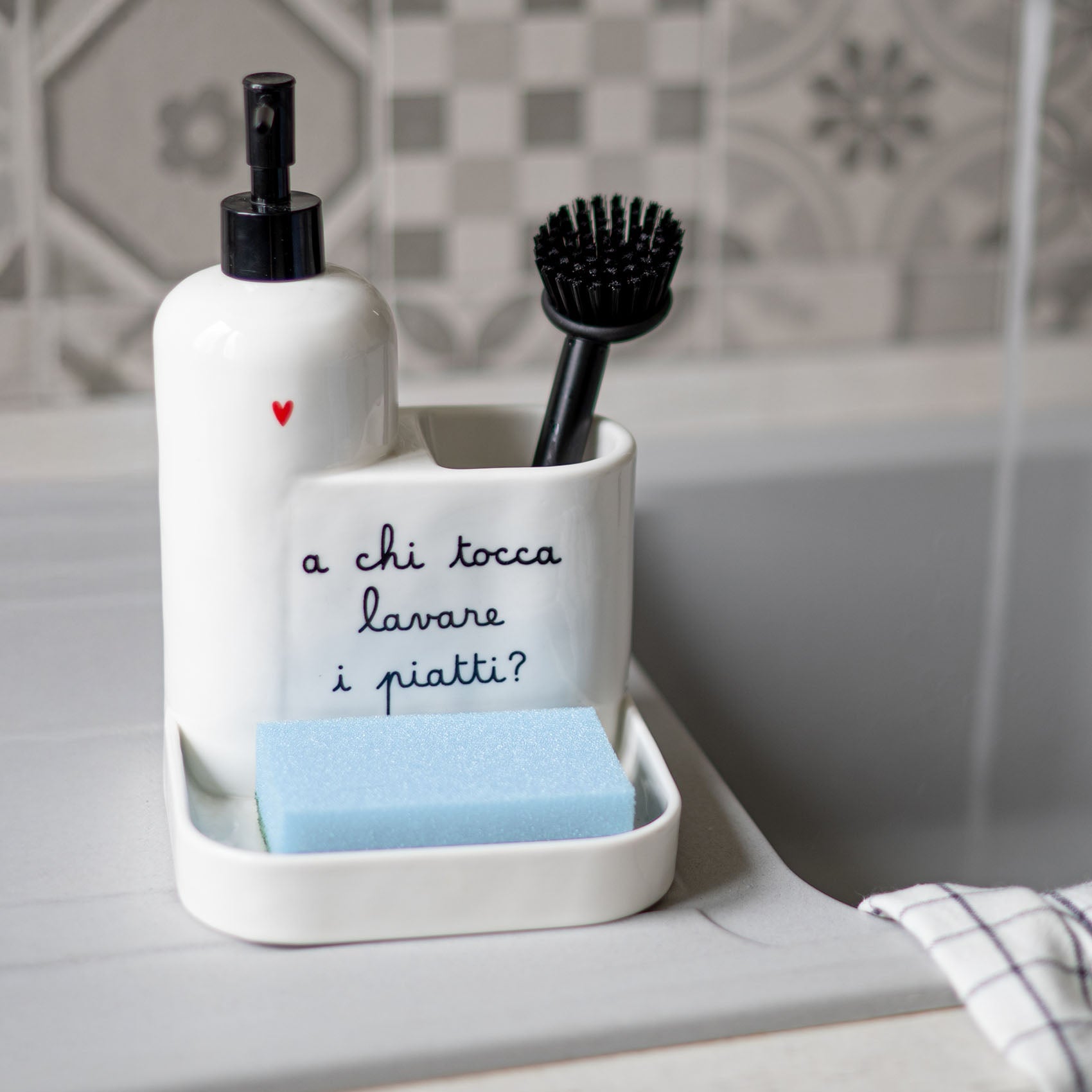 Dosasapone Plus bianco A chi tocca lavare i piatti 15x15x25 cm SIMPLE DAY