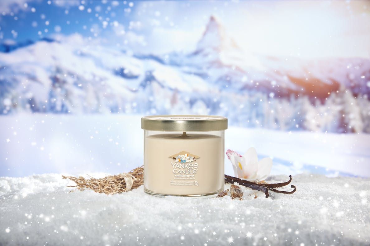YANKEE CANDLE Candela Tumbler piccola in vetro Signature Vanilla Flurries