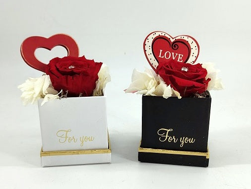 COMPOSIZIONE SCATOLA CUBO CON ROSA ROSSA 8X8CM ASSORTITA