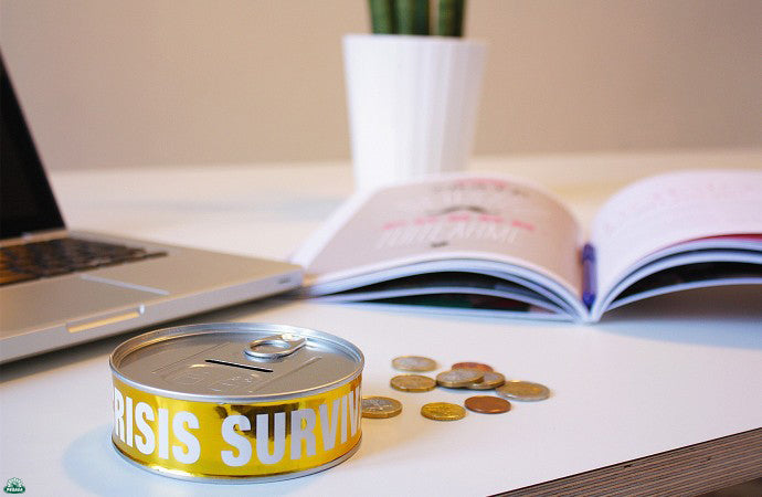 MINI SALVADANAIO FINANCIAL CRISIS SURVIVAL KIT DOIY