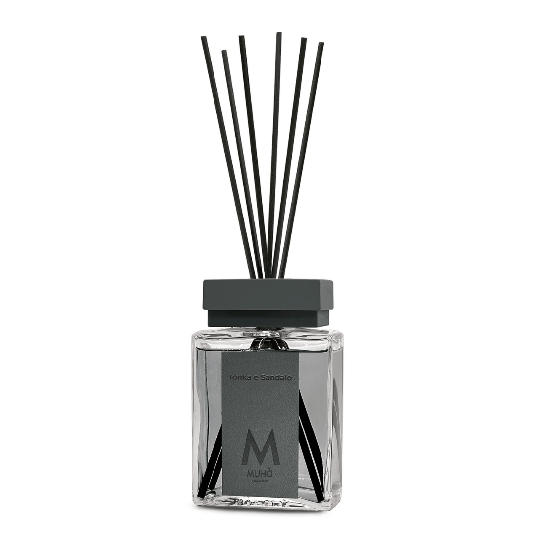 DIFFUSORE DI PROFUMO A BASTONCINI 200ML TONKA E SANDALO