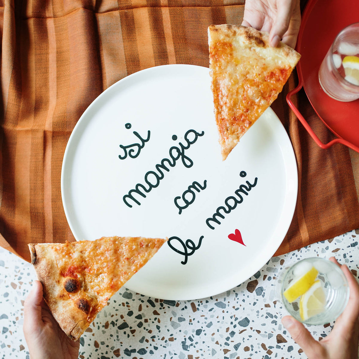 Piatto Pizza Si Mangia Con Le Mani D 31,5 cm Bianco con Scritta Nera e Cuore Rosso Simple Day