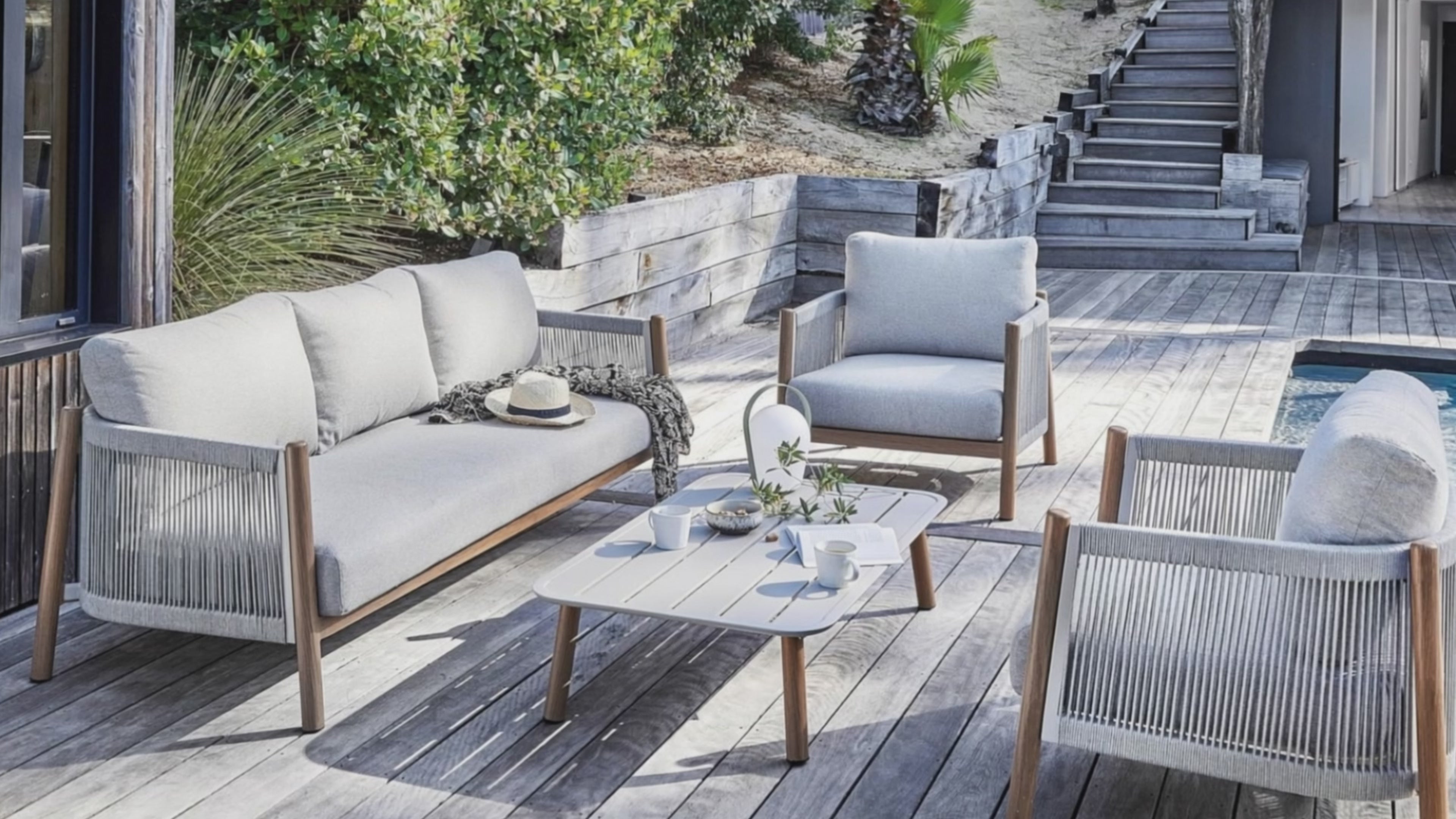 Carica video: SET SALOTTO DERIVEUR 4 PEZZI BEIGE E LEGNO