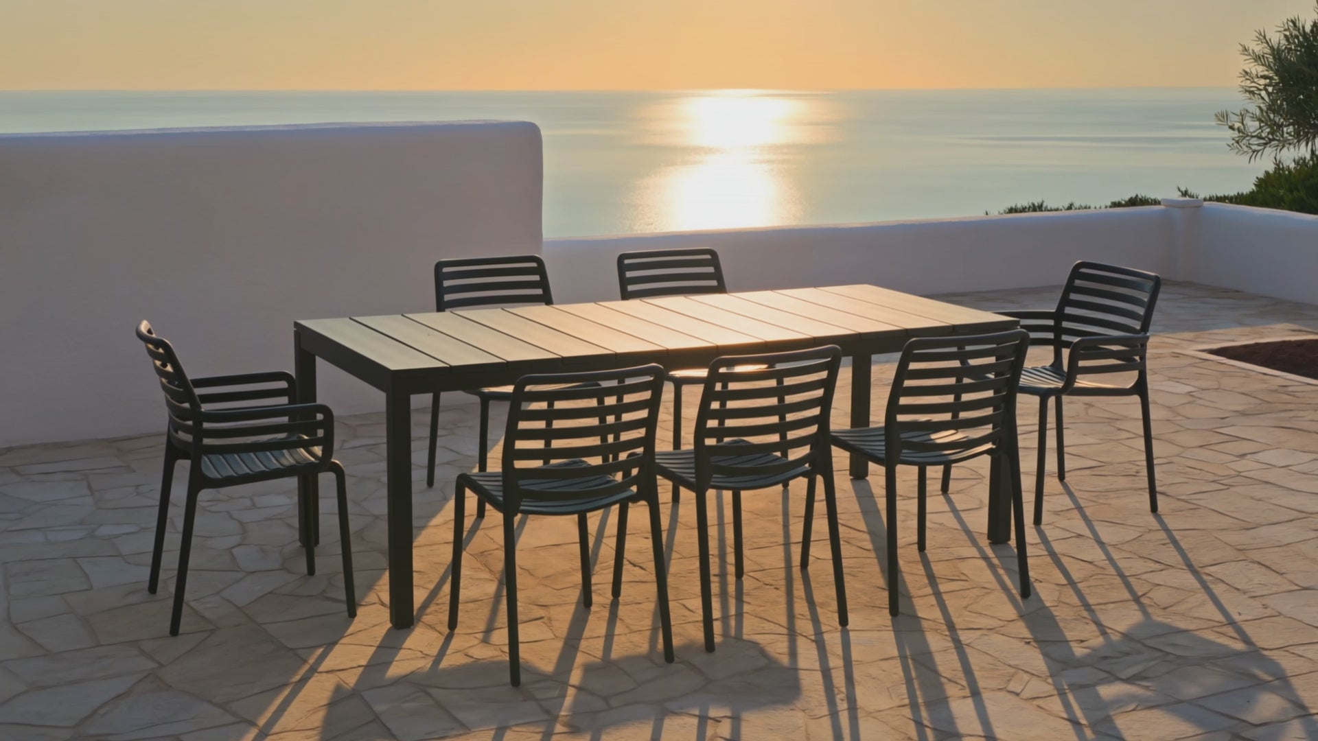 Charger la vidéo : OFFRE : TABLE EXTENSIBLE RIO 210/280CM ANTHRACITE + 6 CHAISES + 2 FAUTEUILS À LATTES ANTHRACITE