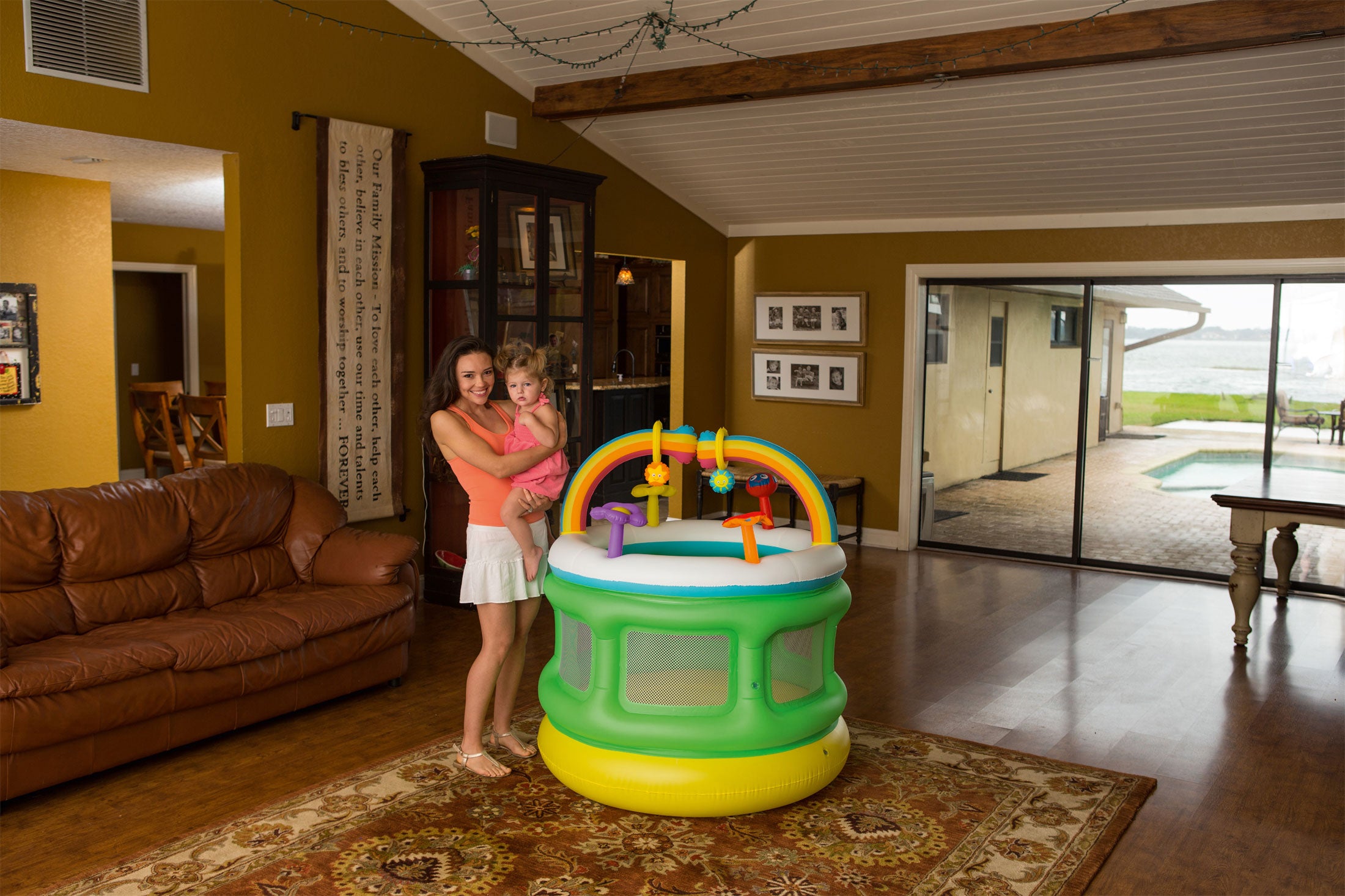 BOX GIOCO GONFIABILE PER BAMBINI ARCOBALENO 109X104CM