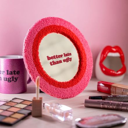 Specchio “Better late than ugly” in peluche borreguito da parete/da tavolo, D 22,2 cm x spessore 1,5 cm, rosa/rosso